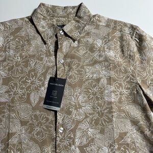 Van Heusen Men’s Button Up T-Shirt
Size Small, Brand New with tags